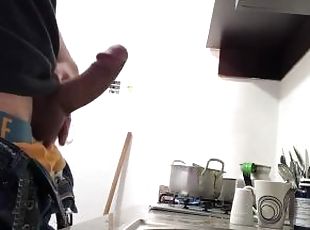 Se Masturba En La Cocina Mientras Hace La Comida