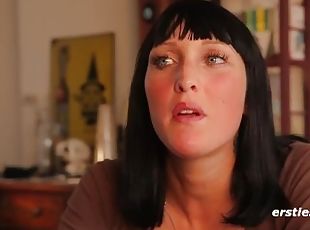 Die dominante Paula lässt sich von Minka verwöhnen.