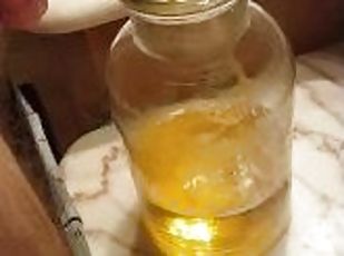 Faccio la pipì in un vaso per sfoggiare tutto il mio liquido giallo dorato