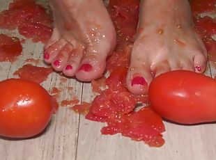 She Makes Tomato Juice Naked And Gets Horny While Doing It - KinkyBitches