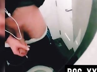 CHICO CALIENTE EXHIBE SU GRAN PENE EN BAÑO PÚBLICO