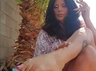 poilue, chatte-pussy, amateur, mature, milf, pieds, fétiche, fumer, cougar, taquinerie