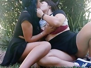 Encuentro lesbico en el parque con mi hijastra.