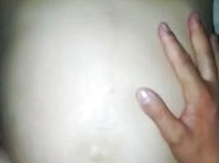 le tiro toda la leche en su panza