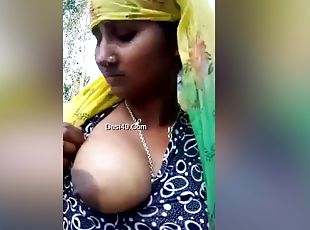 Desi Girl Shows Boobs And Pussy To Lover