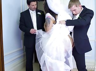 Unfaithful busty slut cheats on her wedding day with the usher