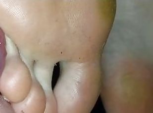 amateur, pieds, sale, ejaculation, branlette-avec-les-pieds, sucer, orteils